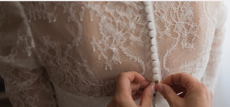 Coiffure de mariée — dos en dentelle