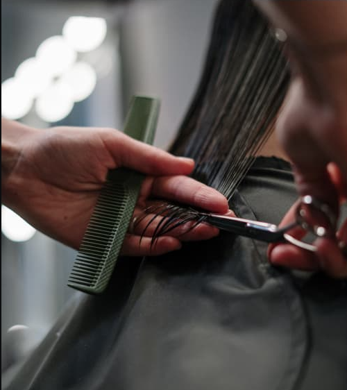 Coiffure à domicile — coupe aux ciseaux